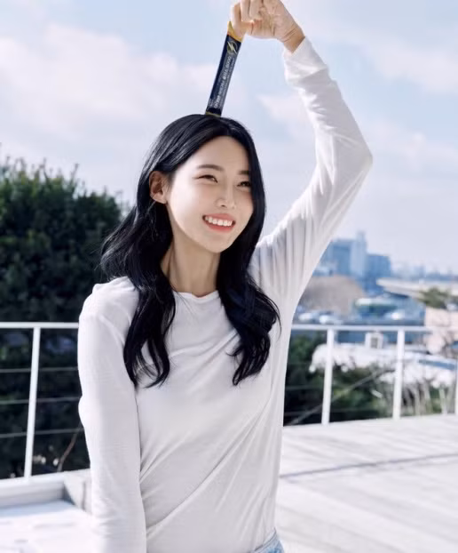 Phong cách thời trang của cô nàng tuy đơn giản nhưng vẫn ghi điểm tinh tế và thanh lịch trong cách mich match trang phục.