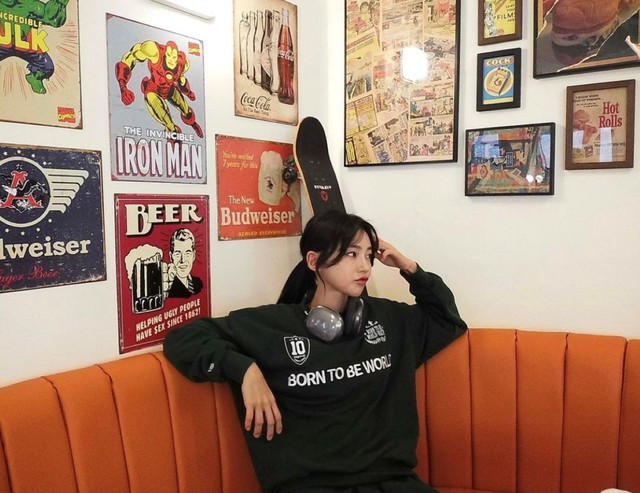 Kim Min Ji được mệnh danh là "Karina của giới điền kinh" vì vẻ ngoài vô cùng xinh đẹp của mình.