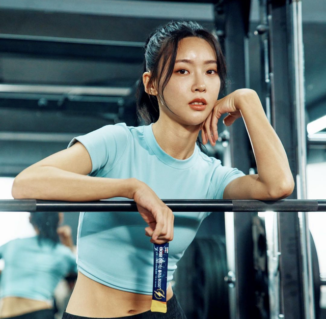 Sở hữu thân chuẩn người mẫu, cô nàng thường xuyên diện crop top để tôn lên những đường cong gợi cảm của mình.