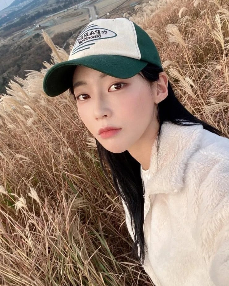 Cô thường hợp tác quảng bá cho các thương hiệu thời trang, mỹ phẩm, thực phẩm ăn kiêng và các phòng tập thể dục.