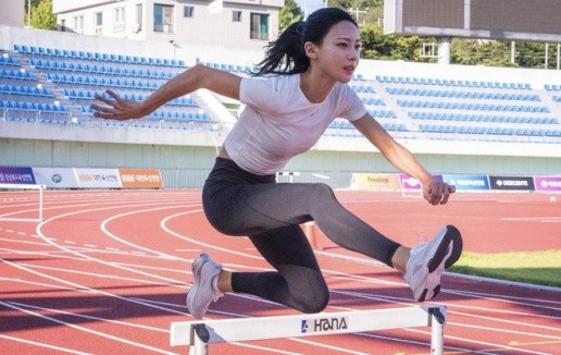 Kim Min Ji là một vận động viên điền kinh người Hàn Quốc. Cô sinh năm 1996 được phát hiện năng khiếu thể thao từ cấp hai và dần được phát triển từ đó.