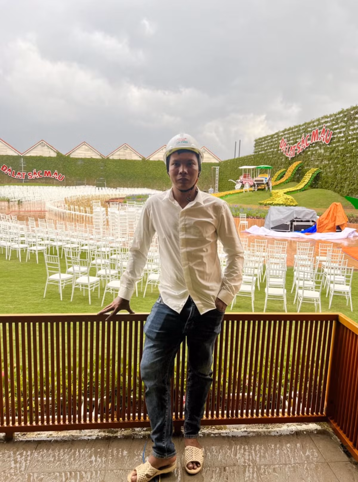 Đoạn clip sau khi đăng tải lên mạng xã hội cũng nhanh chóng thu hút sự chú ý của cộng đồng mạng. Bên dưới, nhiều bình luận bày tỏ sự yêu thích, khen ngợi tình cảm của đôi vợ chồng nam YouTuber.