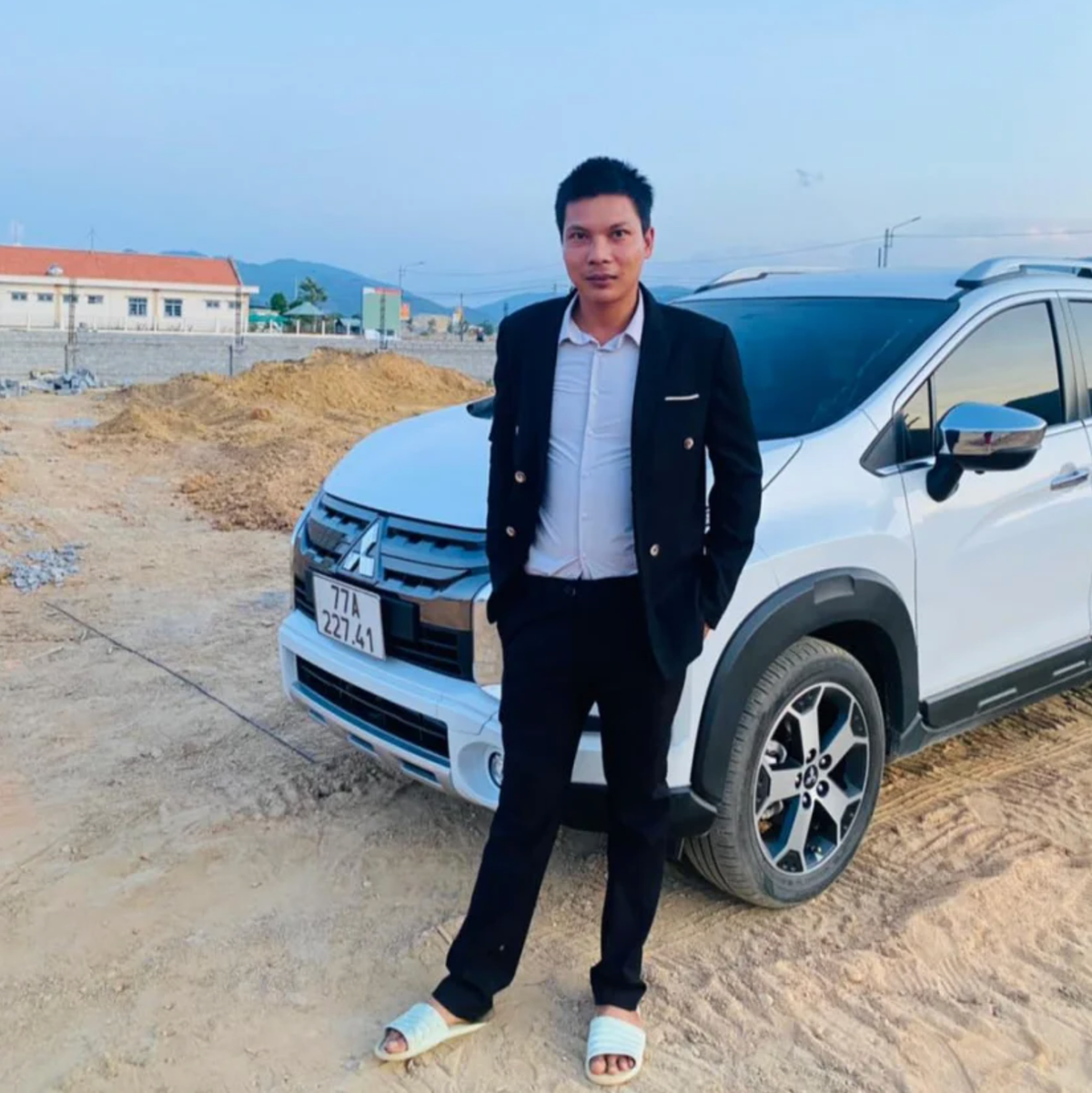 Kể từ khi nổi tiếng trên mạng xã hội, Lộc Fuho đã mua được một chiếc xe hơi gần 700 triệu đồng.