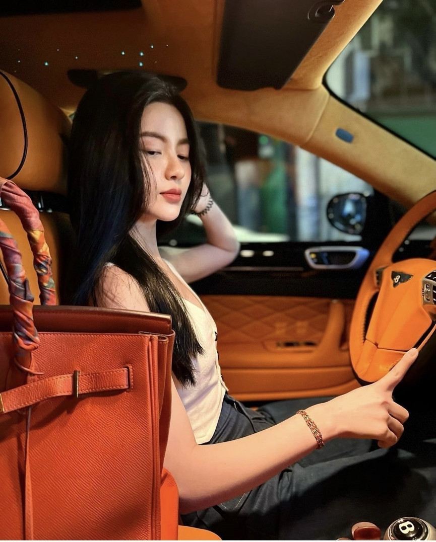 Thêm một điểm nữa khiến netizen khó hiểu là khoảng 10 phút sau khi lên tiếng, video này đã không còn trên kênh TikTok của Chu Thanh Huyền mà không rõ lý do.