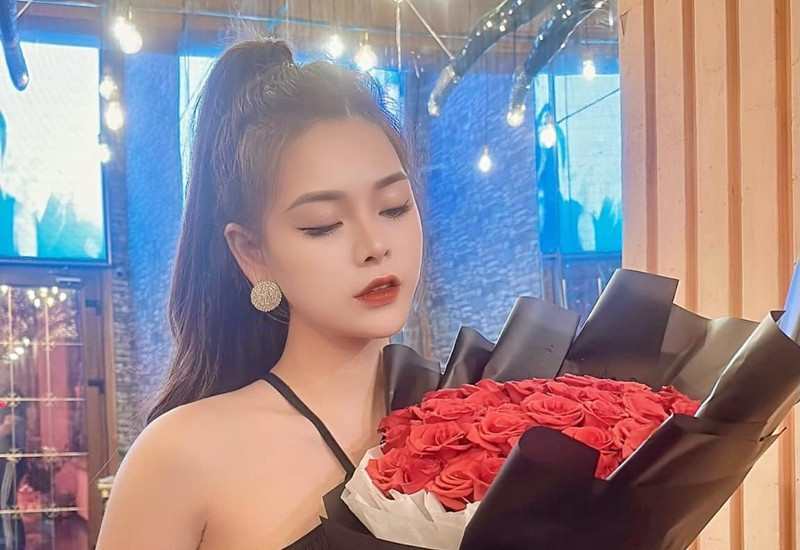 Trên trang cá nhân, Thúy Trà thường xuyên chia sẻ khoảnh khắc đời thường về tổ ấm của mình, cũng như liên tục đăng tải những hình ảnh về công việc.