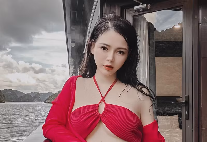 Thuý Trà cũng khiến bao người ngỡ ngàng trước nhan sắc ngày càng xinh đẹp và mặn mà.