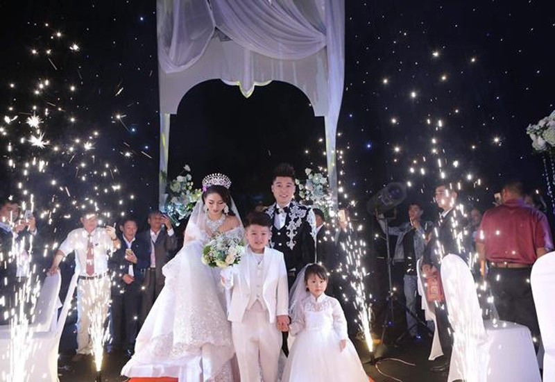 Thời điểm đó, cô dâu Thúy Trà cho biết, toàn bộ khâu chuẩn bị đều do một tay chú rể lo liệu. Chiếc váy cưới đính ngọc trai cô mặc do ông xã đưa vào Sài Gòn nhờ nhà thiết kế lên ý tưởng và may đo.