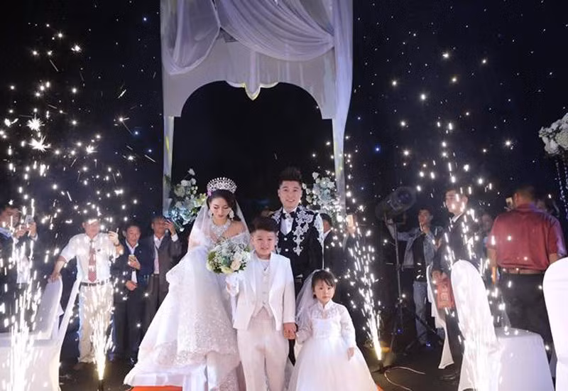 Thời điểm đó, cô dâu Thúy Trà cho biết, toàn bộ khâu chuẩn bị đều do một tay chú rể lo liệu. Chiếc váy cưới đính ngọc trai cô mặc do ông xã đưa vào Sài Gòn nhờ nhà thiết kế lên ý tưởng và may đo.