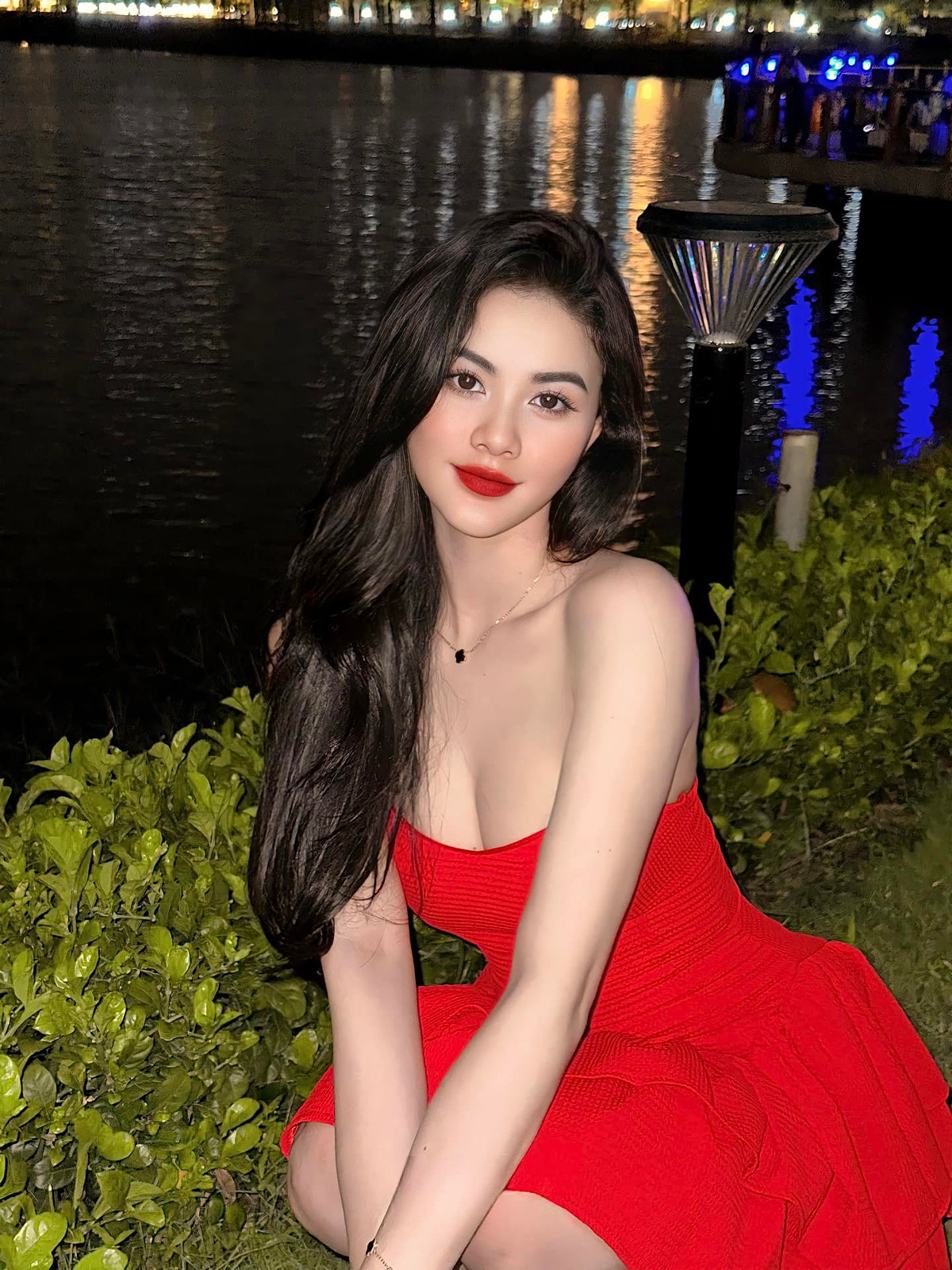 Làn da trắng nõn nà giúp cô nàng nổi bật trong mỗi khung hình.