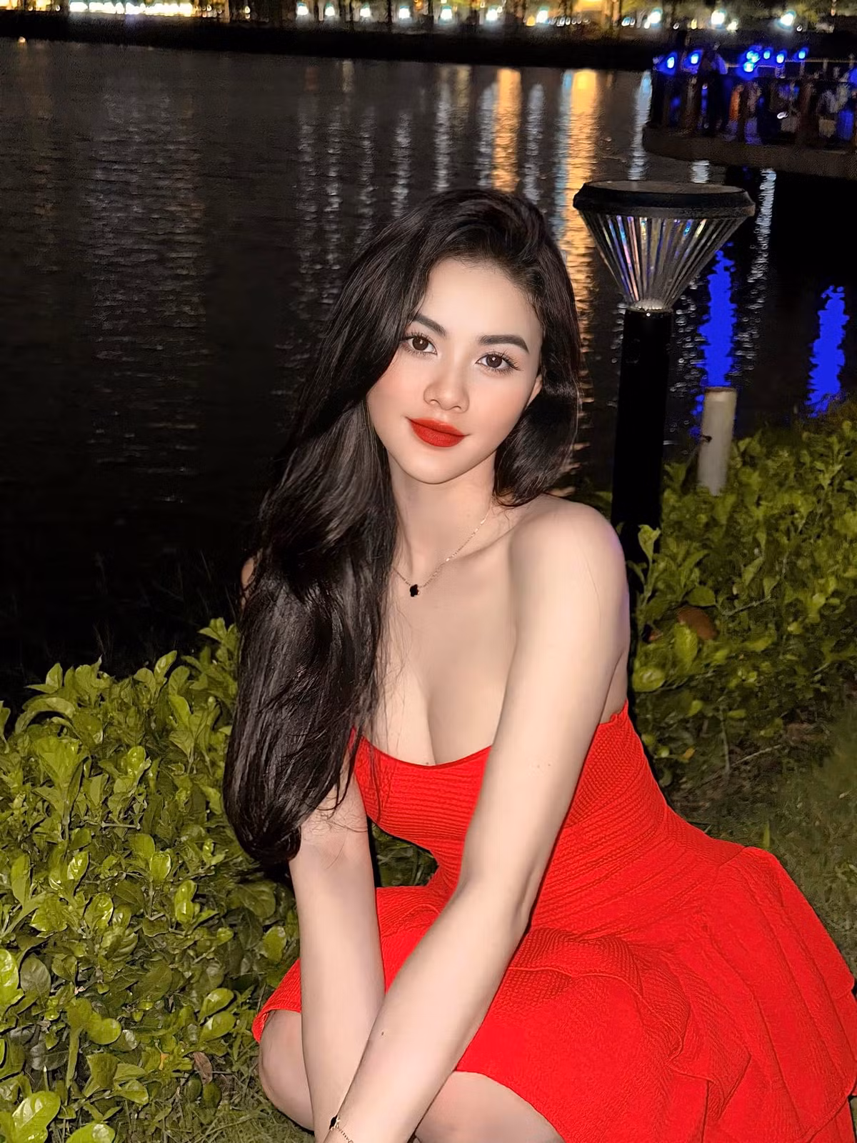 Làn da trắng nõn nà giúp cô nàng nổi bật trong mỗi khung hình.