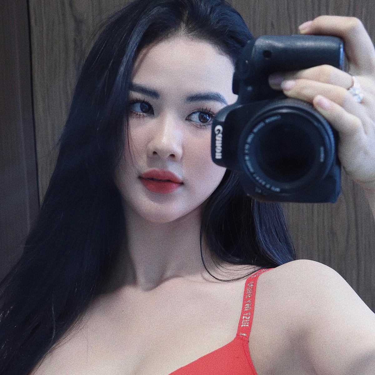 Trương Mụi gây ấn tượng với gương mặt trái xoan, đường nét sắc sảo.