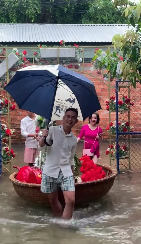 Đám cưới mùa lũ dù vất vả nhưng với họ ngày vui trọng đại vẫn phải cười tươi, diễn ra như dự định.