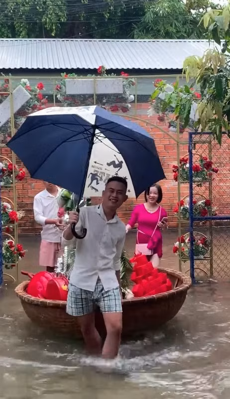 Đám cưới mùa lũ dù vất vả nhưng với họ ngày vui trọng đại vẫn phải cười tươi, diễn ra như dự định.