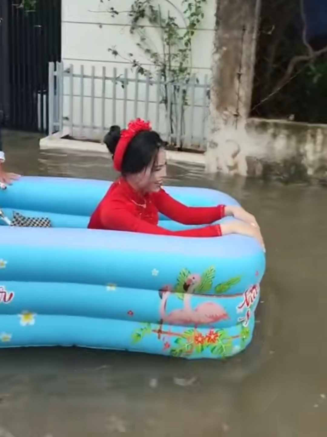 Màn rước dâu này xuất hiện từ khá lâu, được cho là xảy ra ở Phú Ninh, Quảng Nam thời điểm đó chịu ảnh hưởng nặng nề của trận mưa lũ. Ngay sau khi chia sẻ, hình ảnh đám cưới mùa lũ này nhanh chóng gây chú ý, netizen không khỏi thích thú với cách di chuyển của cô dâu chú rể.