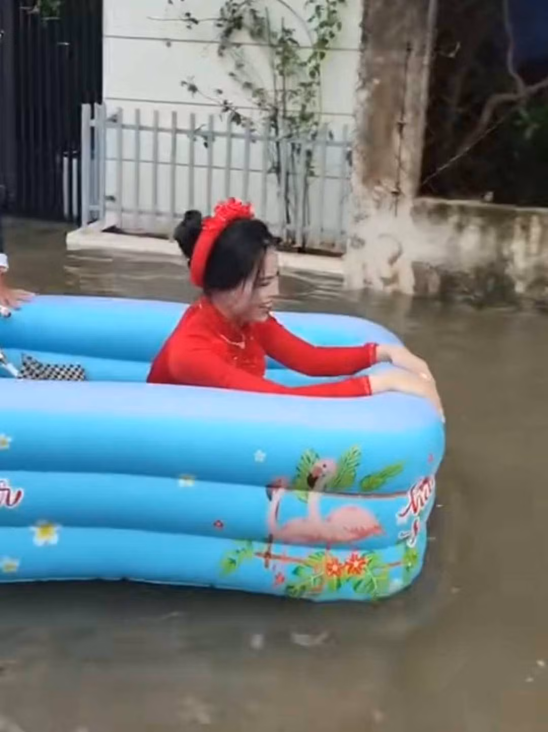 Màn rước dâu này xuất hiện từ khá lâu, được cho là xảy ra ở Phú Ninh, Quảng Nam thời điểm đó chịu ảnh hưởng nặng nề của trận mưa lũ. Ngay sau khi chia sẻ, hình ảnh đám cưới mùa lũ này nhanh chóng gây chú ý, netizen không khỏi thích thú với cách di chuyển của cô dâu chú rể.