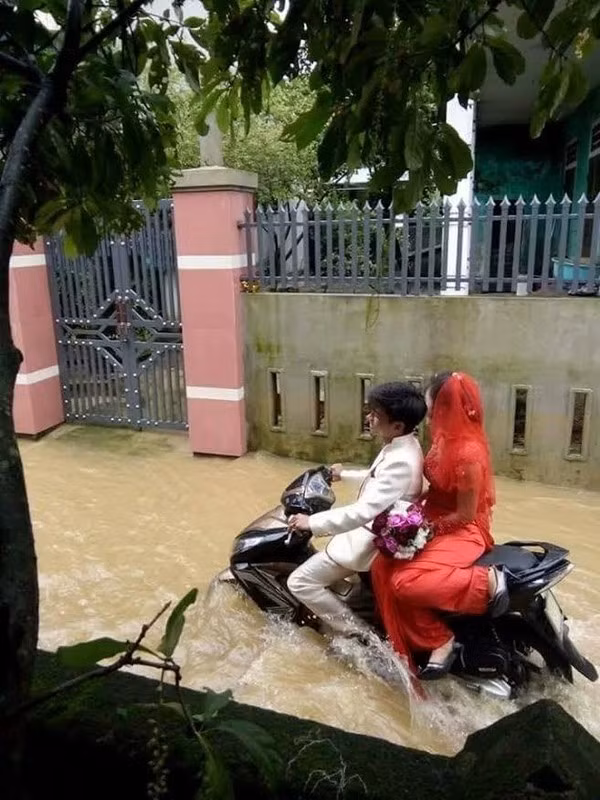 Một đoạn clip dài 26 phút, ghi lại cảnh đám cưới diễn ra náo nhiệt giữa lúc nước lũ đang cuồn cuộn tràn về Quảng Bình từng khiến MXH xôn xao. Ảnh: Tổng hợp