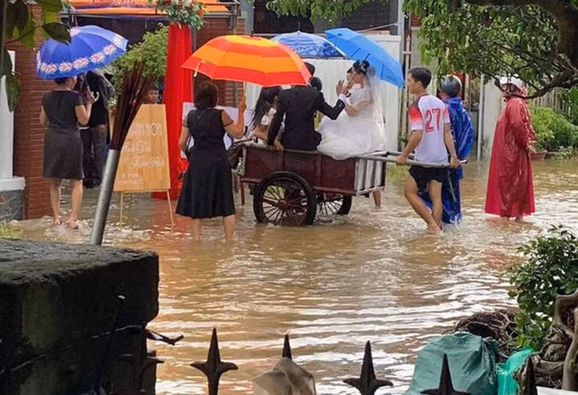 Xe đẩy cũng được tận dụng để rước dâu. Vậy mới nói, cưới mùa nước lũ cũng đặc biệt và vất vả như thế đấy.