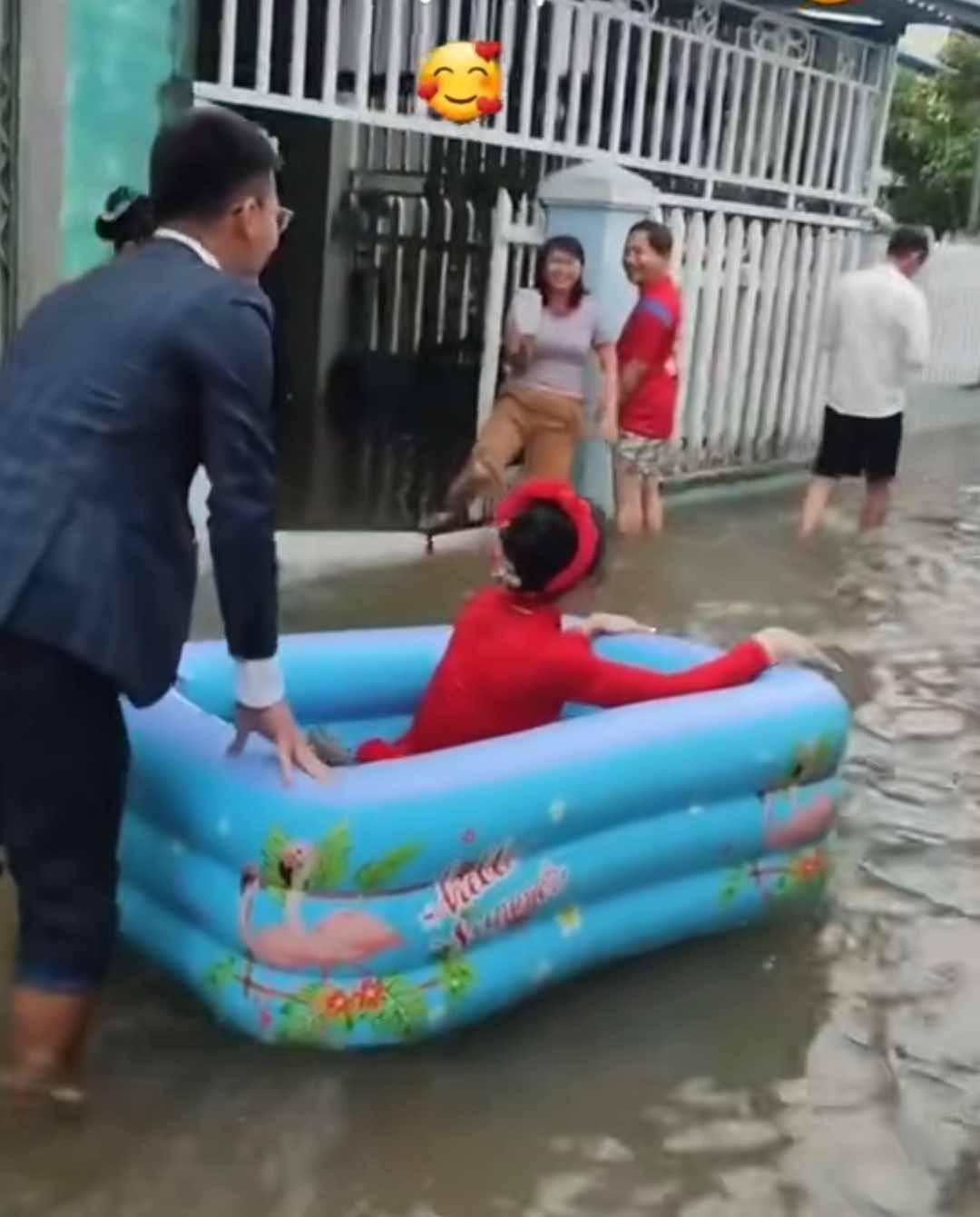 Nhiều người còn chia sẻ rằng, dù tổ chức vào đúng mùa mưa lũ nhưng đây chắc chắn sẽ là kỷ niệm không bao giờ quên của cặp đôi trẻ.