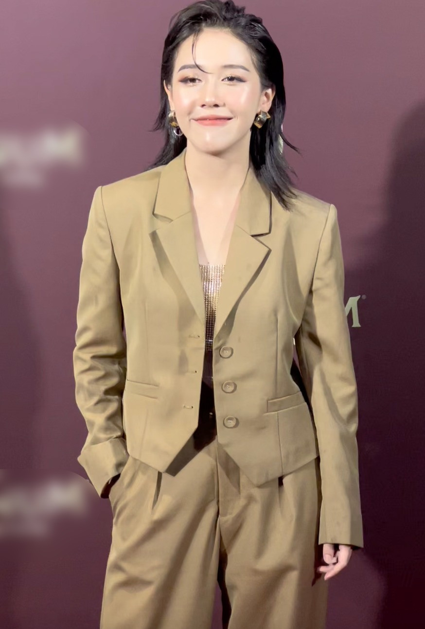 Xuất hiện trong sự kiện mới đây, Hậu Hoàng gây chú ý bởi nhan sắc có phần thăng hạng, rạng rỡ trước ống kính. Ảnh cắt từ clip