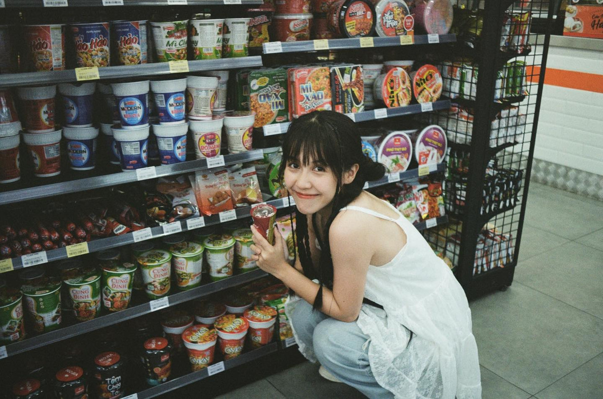 Thời gian gần đây Hậu Hoàng liên tục khiến netizen choáng váng khi thay đổi tạo hình 180 độ.