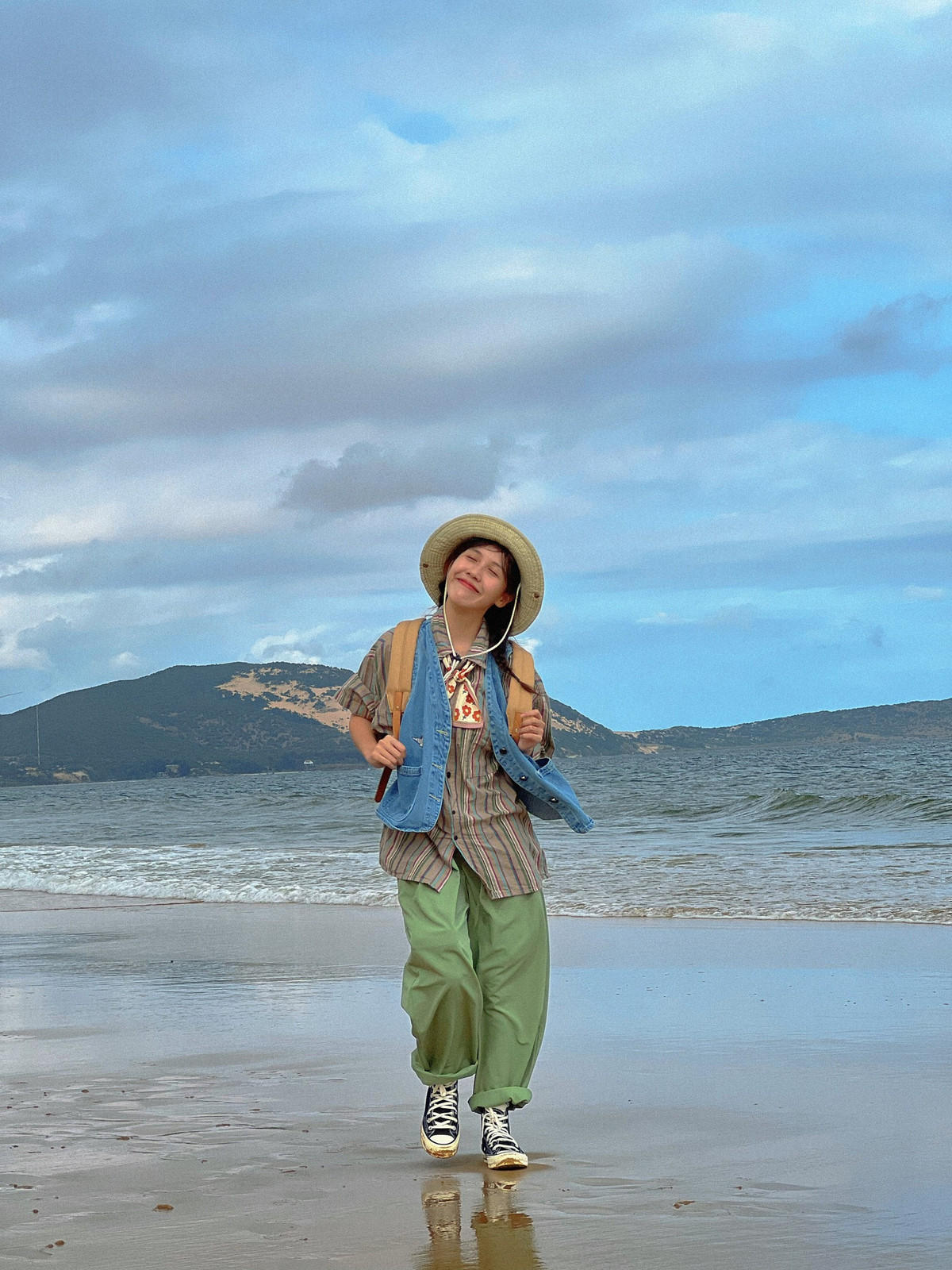 Thời gian gần đây, Hậu Hoàng mạnh dạn hơn trong việc tham gia các gameshow truyền hình và một số MV ca nhạc.