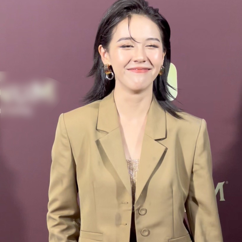 Khác hẳn với hình ảnh trên MXH, Hậu Hoàng xuất hiện lần này với phong cách trưởng thành hơn, cô chọn mặc menswear, lối makeup nhấn vào mắt, kiểu tóc vuốt ngược có phần cá tính và cực cool giúp cô không khác gì hình bước ra từ truyện ngôn tình. Ảnh cắt từ clip