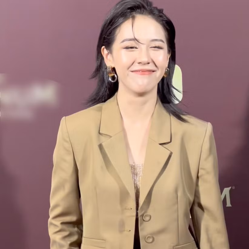 Khác hẳn với hình ảnh trên MXH, Hậu Hoàng xuất hiện lần này với phong cách trưởng thành hơn, cô chọn mặc menswear, lối makeup nhấn vào mắt, kiểu tóc vuốt ngược có phần cá tính và cực cool giúp cô không khác gì hình bước ra từ truyện ngôn tình. Ảnh cắt từ clip