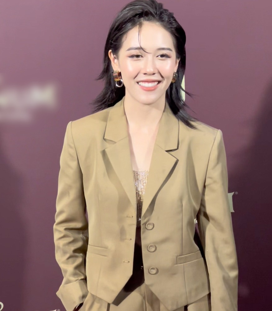 So với những lần xuất hiện trên thảm đỏ trước đây, nữ Youtuber Hậu Hoàng của hiện tại gây ấn tượng khi lựa chọn phong cách trưởng thành, cuốn hút hơn. Ảnh cắt từ clip