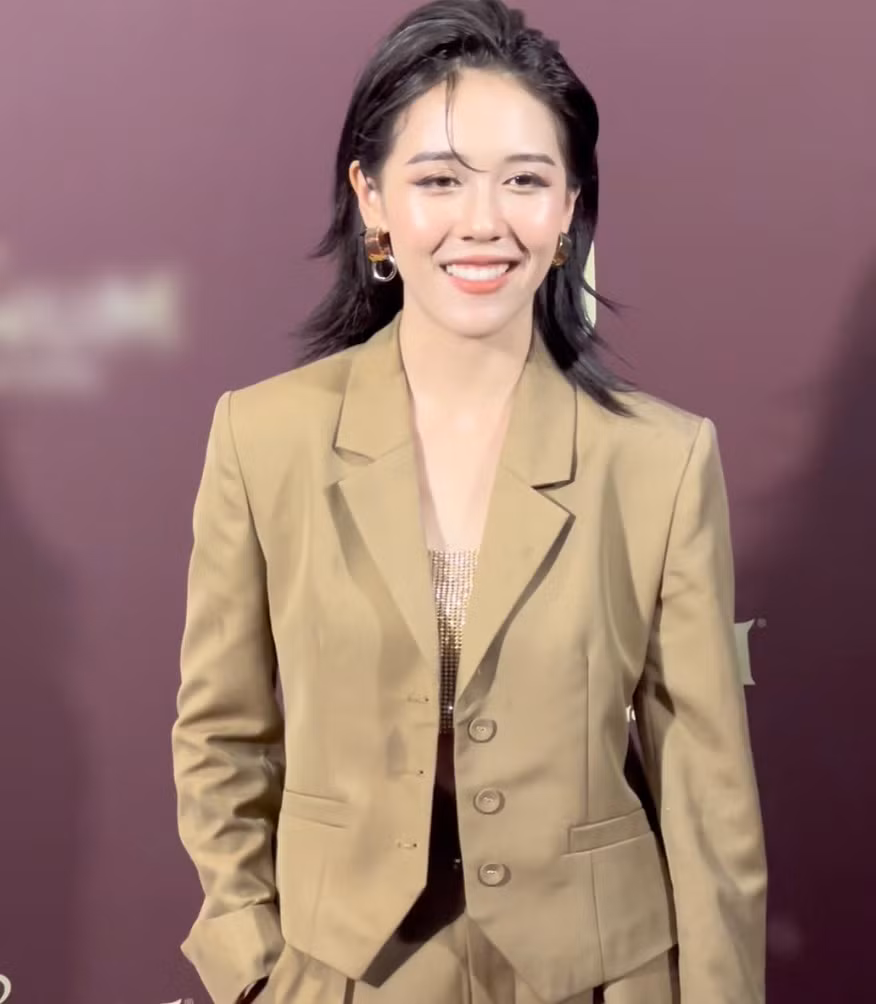 So với những lần xuất hiện trên thảm đỏ trước đây, nữ Youtuber Hậu Hoàng của hiện tại gây ấn tượng khi lựa chọn phong cách trưởng thành, cuốn hút hơn. Ảnh cắt từ clip