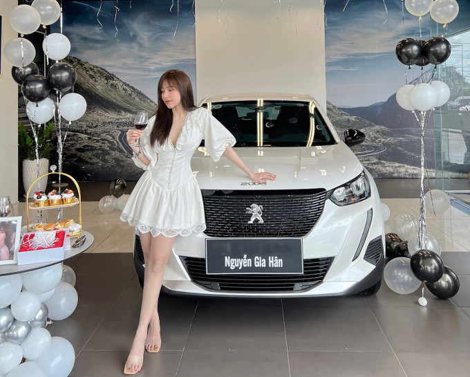 Gia Hân cho biết cô mua xe bằng tiền tự kiếm chứ không dựa dẫm hay nhận sự giúp đỡ của bạn trai.
