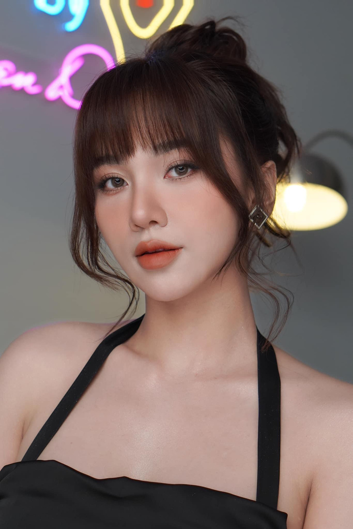 Cô nàng là một gương mặt hotgirl có tiếng trên mạng xã hội với gần 40.000 lượt theo dõi.