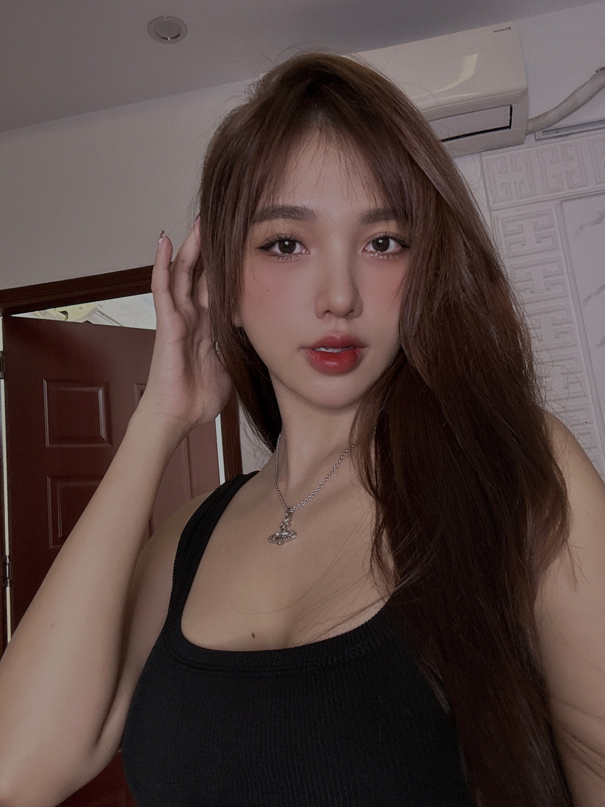 Trước đó, gái xinh từng tự mua xế hộp nhân dịp sinh nhật. Chiếc xế hộp được bạn gái tiền vệ Hoàng Đức lựa chọn thuộc thương hiệu Peugeot, màu trắng, có giá khoảng gần 800 triệu đồng.