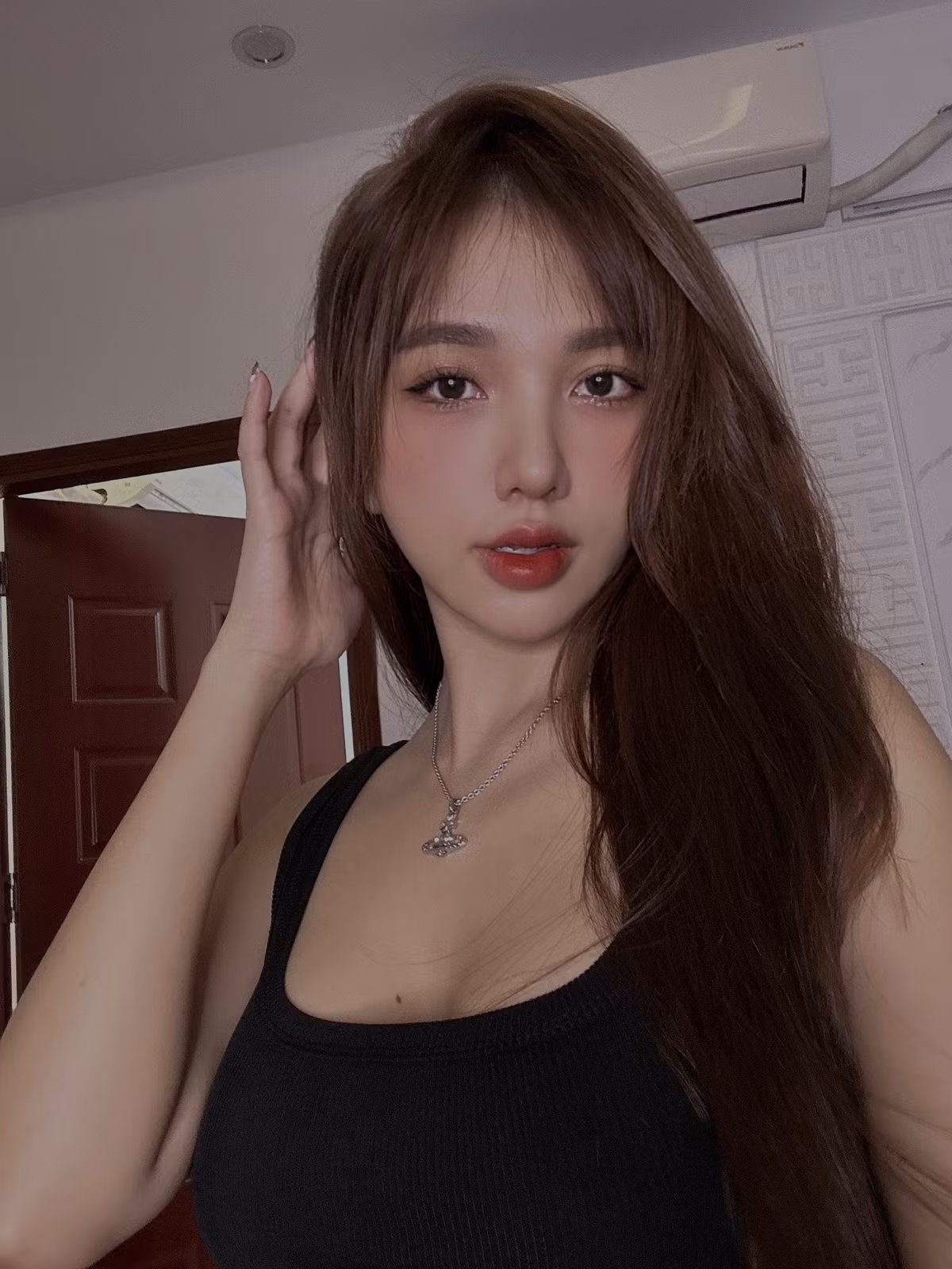 Trước đó, gái xinh từng tự mua xế hộp nhân dịp sinh nhật. Chiếc xế hộp được bạn gái tiền vệ Hoàng Đức lựa chọn thuộc thương hiệu Peugeot, màu trắng, có giá khoảng gần 800 triệu đồng.