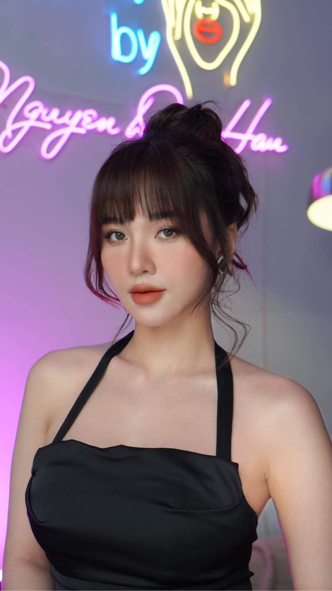 Được biết, Gia Hân đang làm chủ một spa ở Đồng Nai. Bên cạnh đó, cô còn rất tích cực kinh doanh online các sản phẩm làm đẹp.