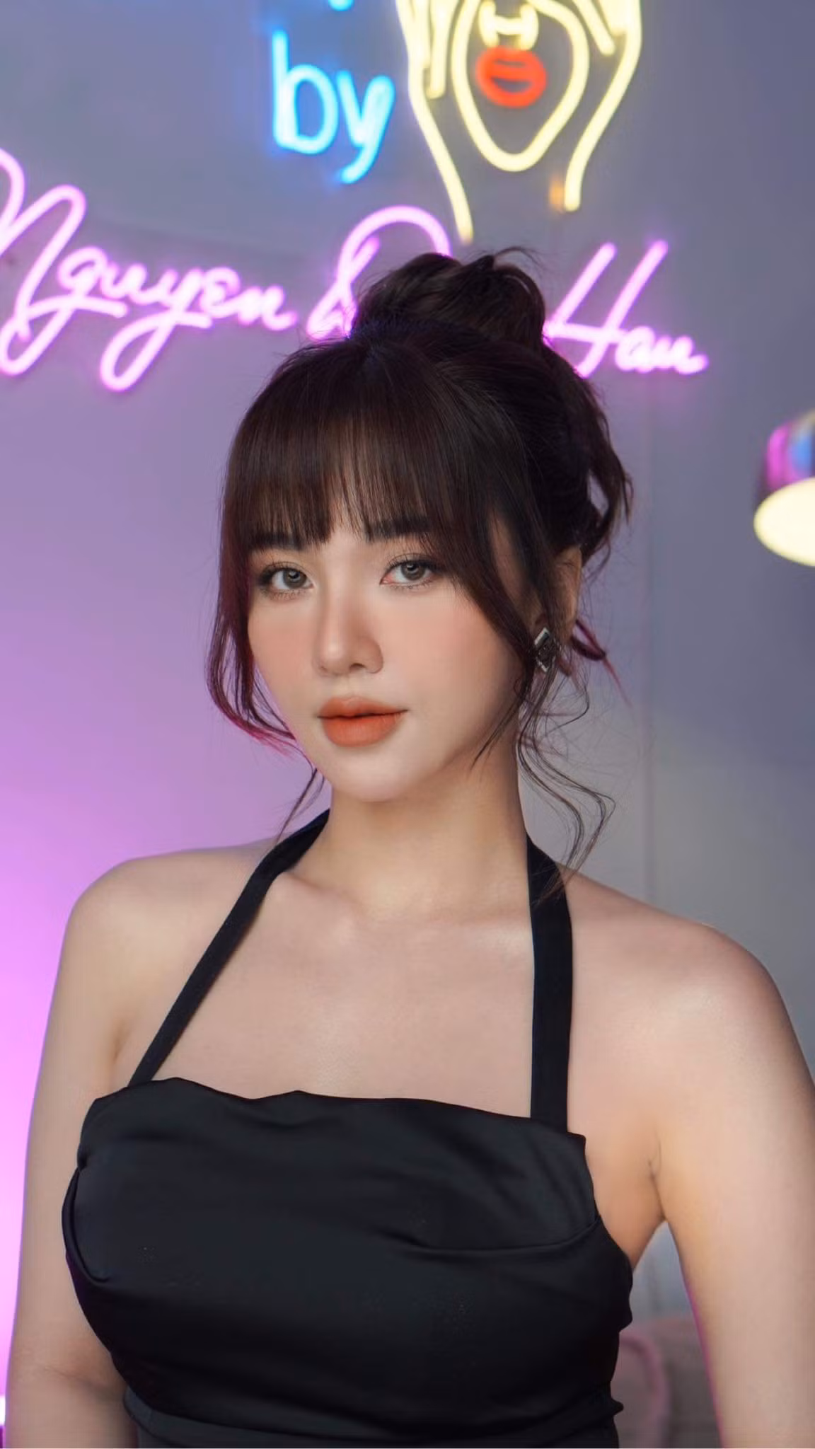 Được biết, Gia Hân đang làm chủ một spa ở Đồng Nai. Bên cạnh đó, cô còn rất tích cực kinh doanh online các sản phẩm làm đẹp.