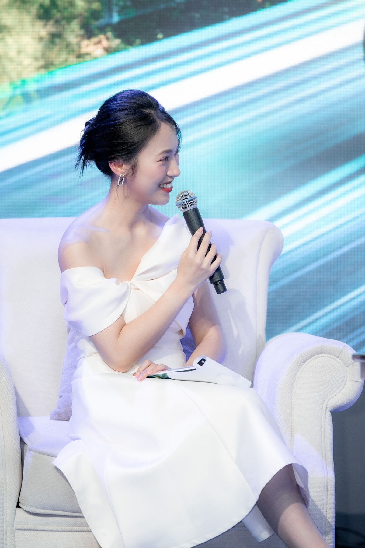 Bắt trend muộn hơn đàn anh nhưng Khánh Vy lập tức trở thành người flex có lượt tương tác khủng nhất nhì.