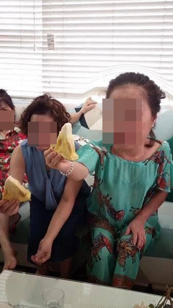 Cầm trên tay miếng mít như miếng dưa hấu, người mẹ và bạn bè không nhịn nổi cười, hóa ra con gái mình lại "đảm đang" đến vậy.