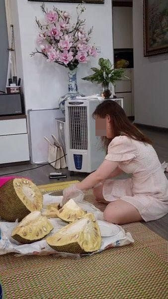 Hình ảnh ban đầu có thể thấy cô gái đã bổ mít thành từng phần khá đúng, quả mít to nên việc cắt thành miếng không quá dễ dàng gì.