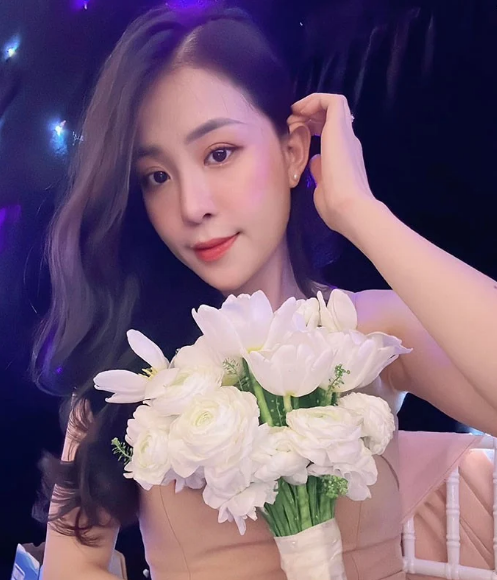 Cô nàng còn kinh doanh mặt hàng đá phong thủy, vòng tay phong thủy,...