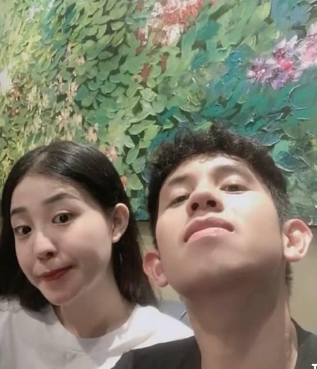 Tính đến hiện tại, Hồng Duy và bạn gái đã quen nhau hơn 2 năm. Anh cũng dành phần lớn thời gian để tập trung vào sự nghiệp của mình.