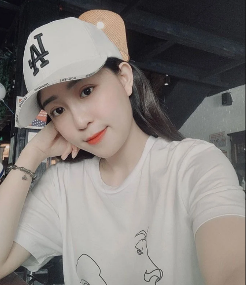 Kiều Oanh sở hữu vẻ ngoài xinh xắn, gương mặt thanh tú. Cô lựa chọn cách ăn mặc giản dị, không gợi cảm táo bạo hay quá cá tính