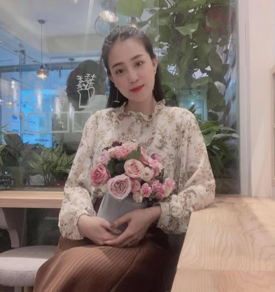 Đặc biệt, cô gây chú ý bởi đôi mắt to tròn, mái tóc đen dài mượt mà, thướt tha.