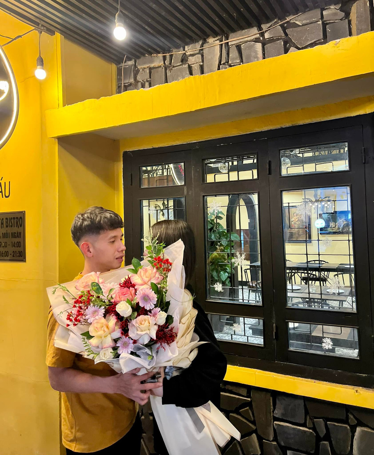 Kể từ khi công khai bạn gái, hậu vệ Nguyễn Phong Hồng Duy thường xuyên khoe những khoảnh khắc tình tứ với một nửa của mình vào mỗi dịp đặc biệt.