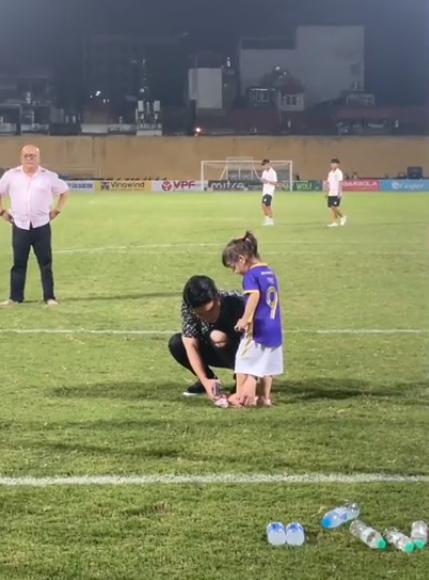 Trong khoảnh khắc này, Quang Vinh đưa con gái xuống sân bóng chơi. Anh thoải mái ngồi xổm xuống sân để vừa tầm nói chuyện với công chúa nhỏ. Ảnh cắt ra từ clip