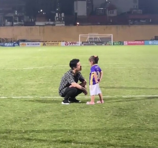 Mới đây, con trai bầu Hiển gây chú ý với khoảnh khắc chơi đùa cùng con gái - bé Thỏ sau trận đấu, đoạn clip được cư dân mạng chia sẻ. Ảnh cắt ra từ clip