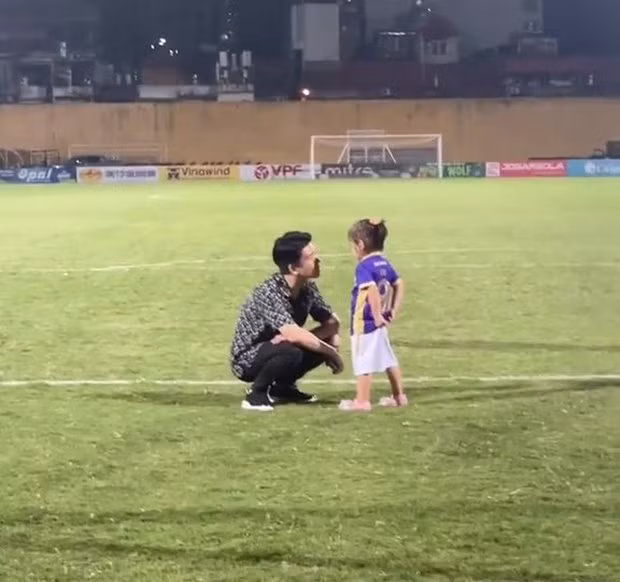 Mới đây, con trai bầu Hiển gây chú ý với khoảnh khắc chơi đùa cùng con gái - bé Thỏ sau trận đấu, đoạn clip được cư dân mạng chia sẻ. Ảnh cắt ra từ clip