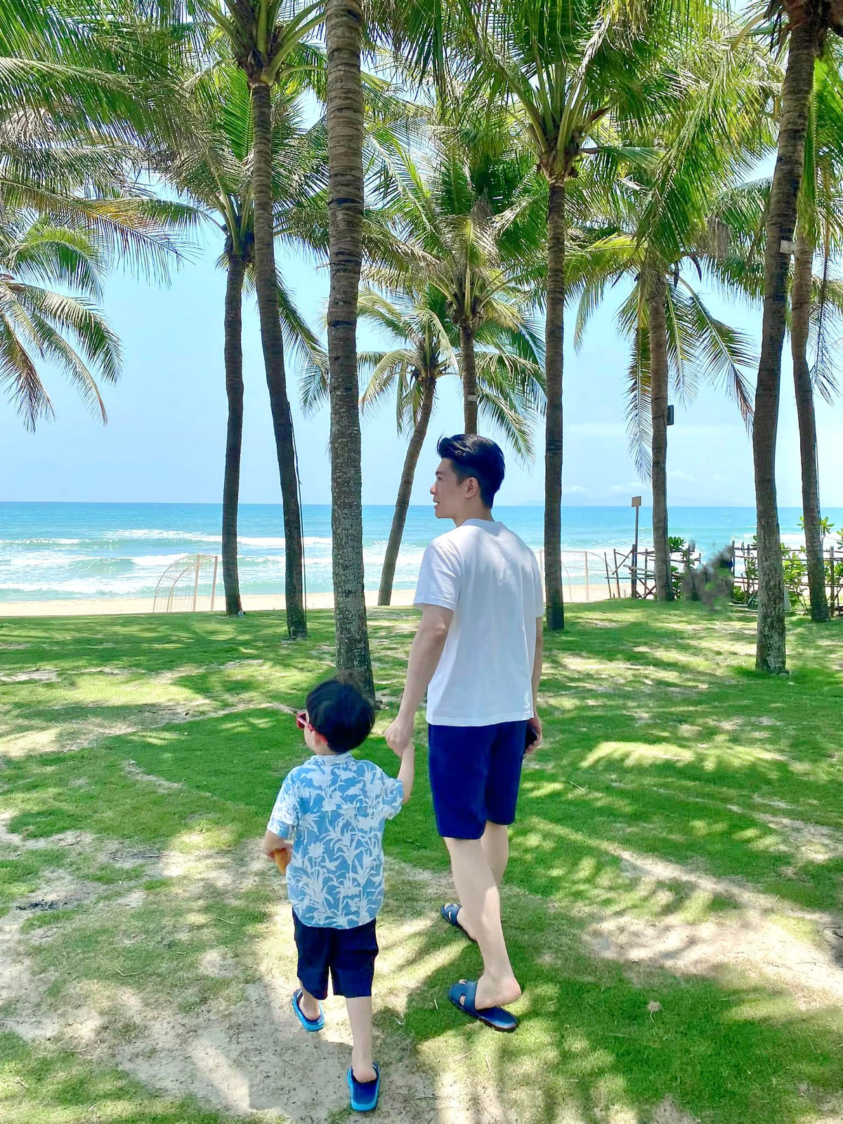 Vốn là ông bố "nghiện" con nên ngoài cập nhật về bản thân, con trai bầu Hiển cũng thường xuyên cho cặp nhóc tì lên sóng.