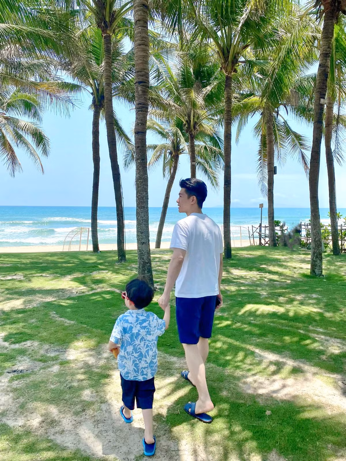 Vốn là ông bố "nghiện" con nên ngoài cập nhật về bản thân, con trai bầu Hiển cũng thường xuyên cho cặp nhóc tì lên sóng.