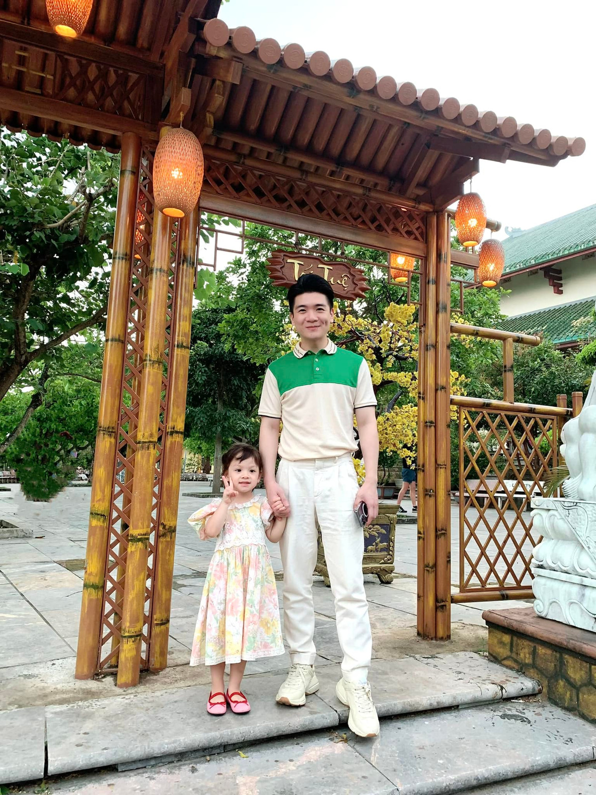 Anh thường gọi 2 con là bình yên, là cả thế giới của mình.