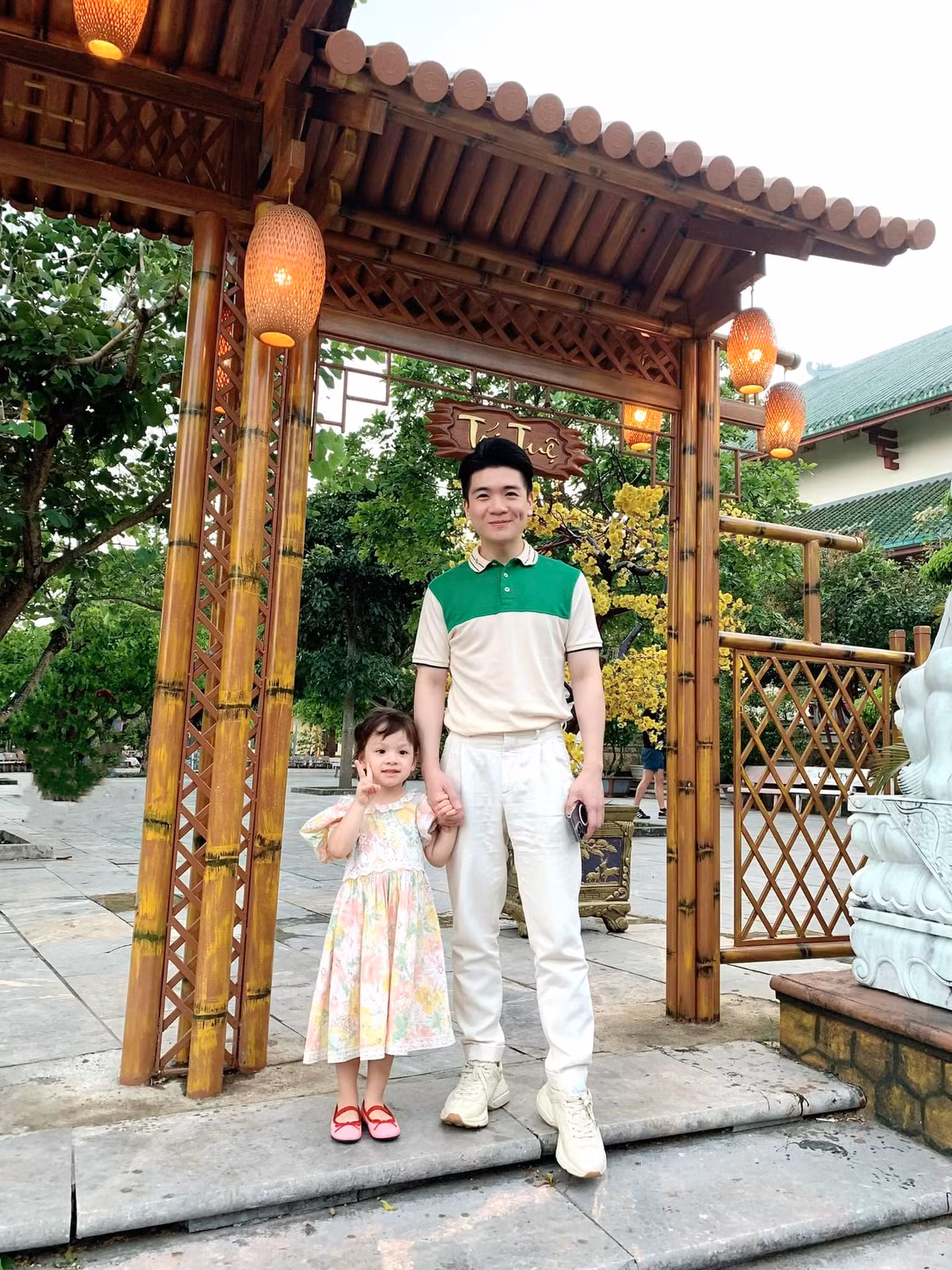 Anh thường gọi 2 con là bình yên, là cả thế giới của mình.